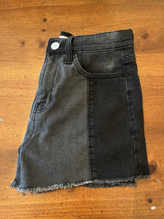 SO Pants - SO Two-Toned Black High Rise Frayed Hem Mom Jean Shorts - Size 3